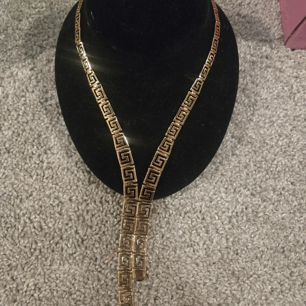Elegant Gold Geometric Necklace